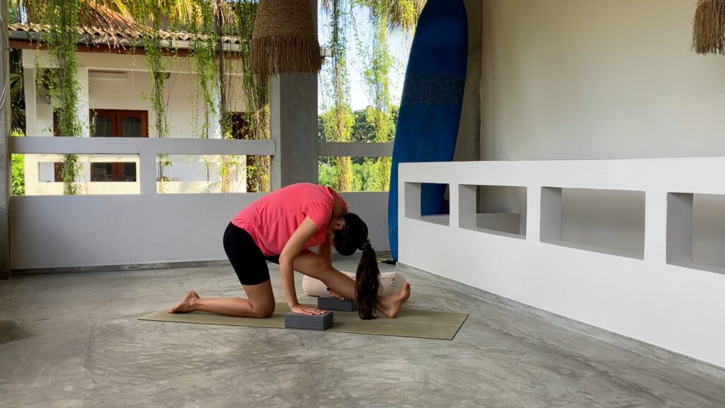 Junge Frau in Yoga Position: Halbe Pyramide