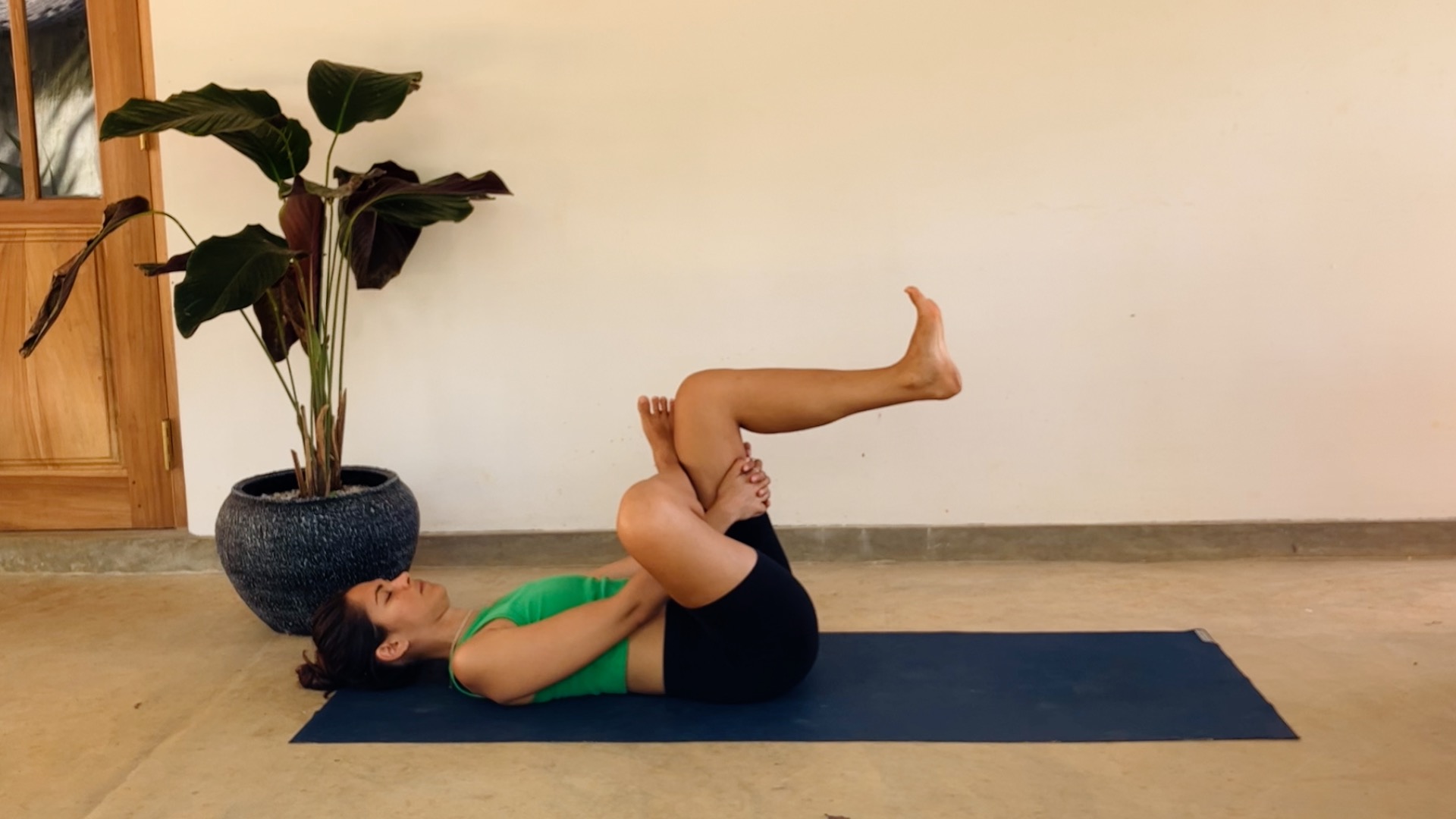 Yoga Dehnübung auf dem Rücken liegend